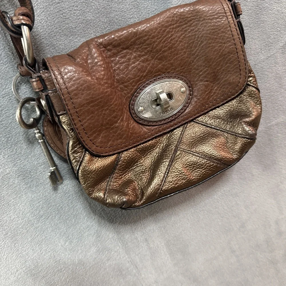 Y2K Fossil Maddox Turnlock Crossbody Bag in Soft Brown Metallic Leather Hangtag
